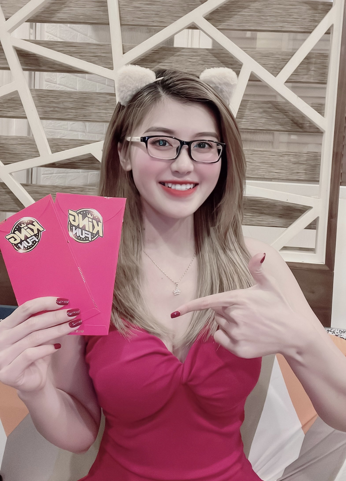 Tiktoker tươi tắn selfie cùng hồng bao.