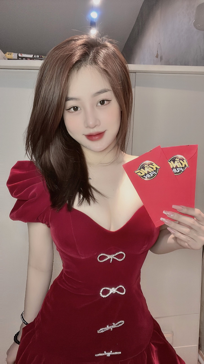 Rực đỏ cùng Tiktoker hàng triệu followers.