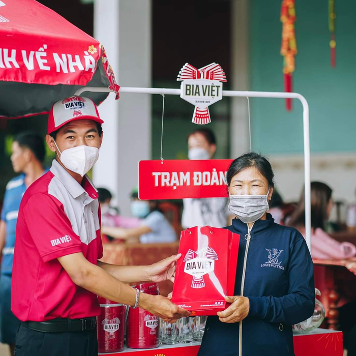 Những phần quà ý nghĩa được trao tận tay người lao động xa quê. Nguồn: Ở đâu cũng chụp