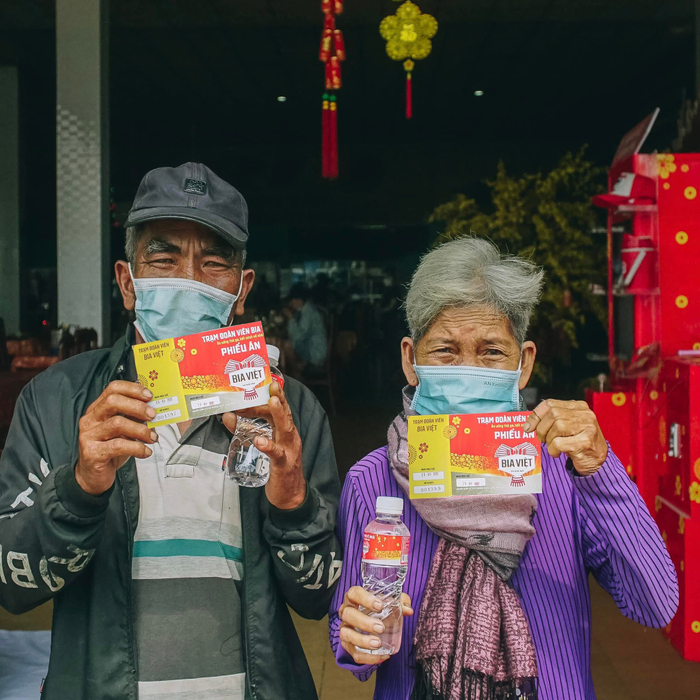 Hai vợ chồng dì Ngọt được hỗ trợ phiếu ăn miễn phí từ Trạm Đoàn Viên Bia Việt. Nguồn: Ở đâu cũng chụp