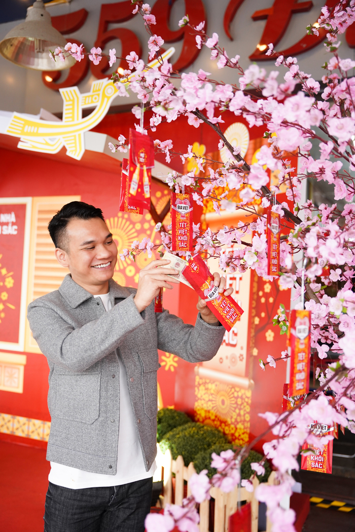 Khắc Việt hào hứng với không khí Tết tại Trạm Đoàn viên.