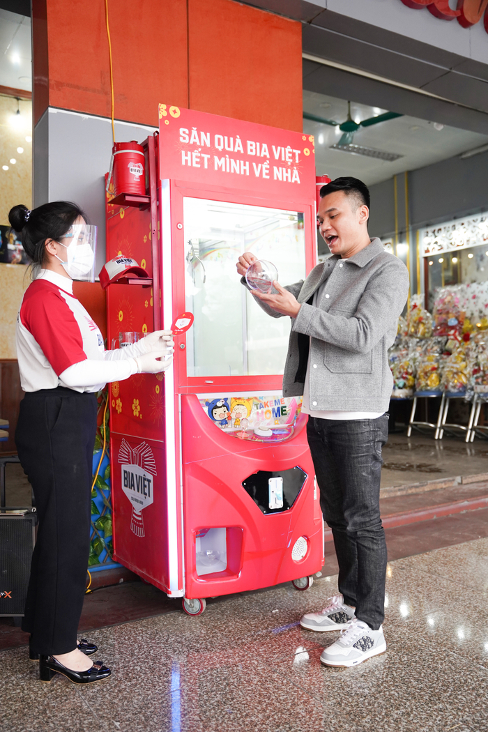Khắc Việt tham gia một trò chơi tương tác tại Trạm Đoàn viên.
