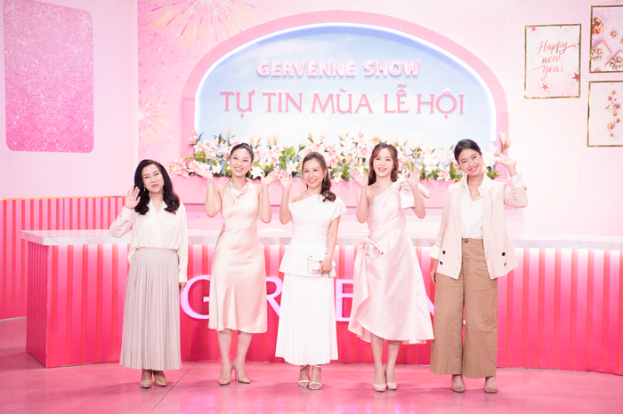 Với sự dẫn dắt của MC Liêu Hà Trinh, cùng khách mời là Ca sĩ Jang Mi, Chuyên gia phong thái Thư Vũ và Chuyên gia phong cách sống Giao Giao, liệu tập phát sóng thứ 2 của Gervenne show sẽ mang đến cho nàng những tips hay ho nào để nâng tầm phong thái chuẩn tự tin? Cùng điểm qua ngay sau đây! 