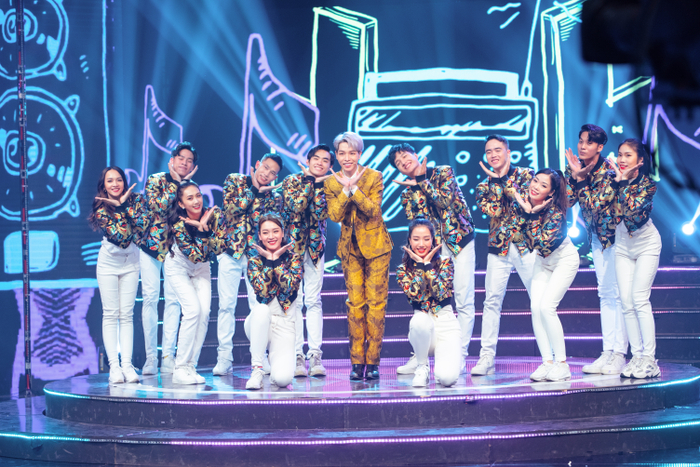 Stylist Khúc Mạnh Quân cùng dàn sao lộng lẫy của chương trình Tết 'Cảm Hứng Bất Tận' 2022 Ảnh 6