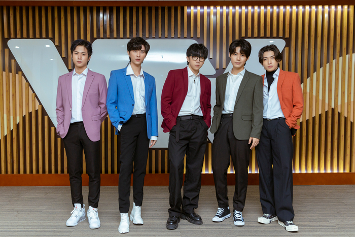 Stylist Khúc Mạnh Quân cùng dàn sao lộng lẫy của chương trình Tết 'Cảm Hứng Bất Tận' 2022 Ảnh 8