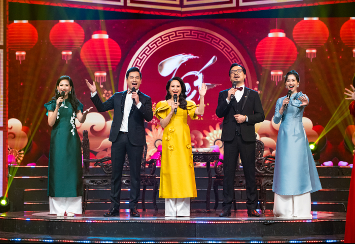 Stylist Khúc Mạnh Quân cùng dàn sao lộng lẫy của chương trình Tết 'Cảm Hứng Bất Tận' 2022 Ảnh 11