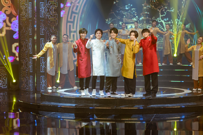 Stylist Khúc Mạnh Quân cùng dàn sao lộng lẫy của chương trình Tết 'Cảm Hứng Bất Tận' 2022 Ảnh 7