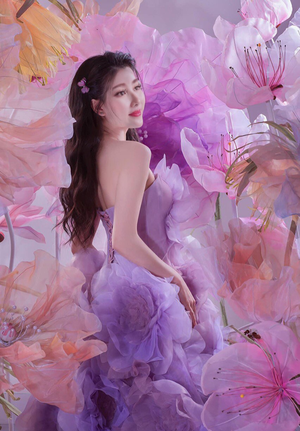 Cô gái trẻ xinh đẹp, tự tin