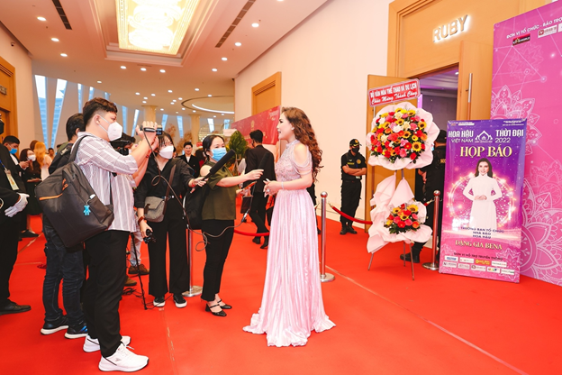 Ths-Nhà báo Đặng Gia Bena trả lời báo chí tại buổi lễ