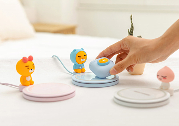 Góc làm việc bỗng gọn gàng xinh xắn hơn với  đế sạc không dây đa tính năng này