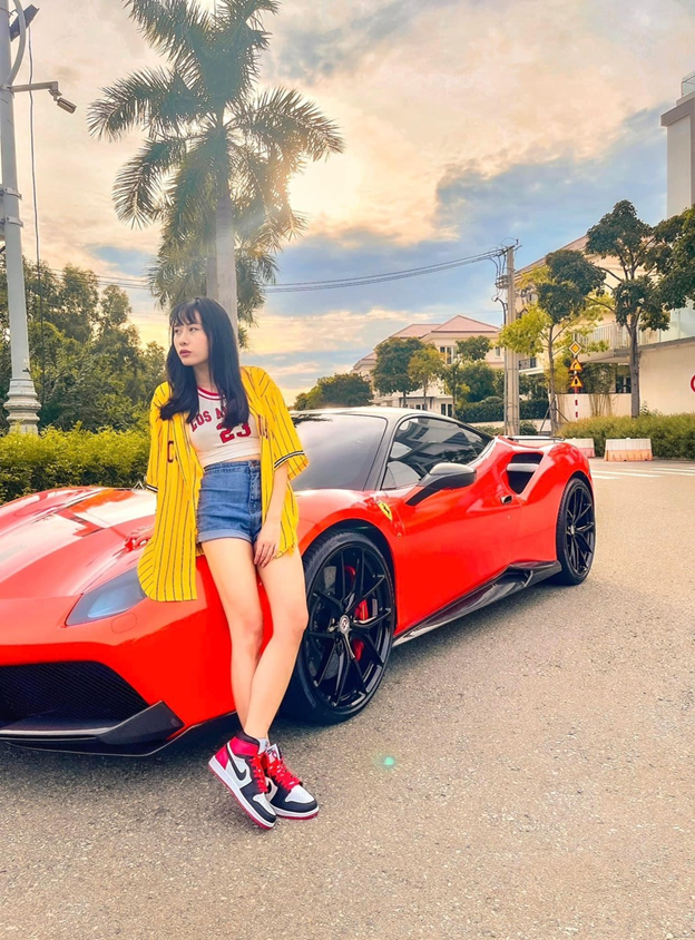 Chiếc siêu xe Ferrari GTB 488 nàng Hậu tậu được sau thời gian kinh doanh cùng biệt thự nằm ngay tại khu trung tâm quận 7 với kiến trúc Tân Cổ và hàng loạt bất động sản đắt đỏ khác