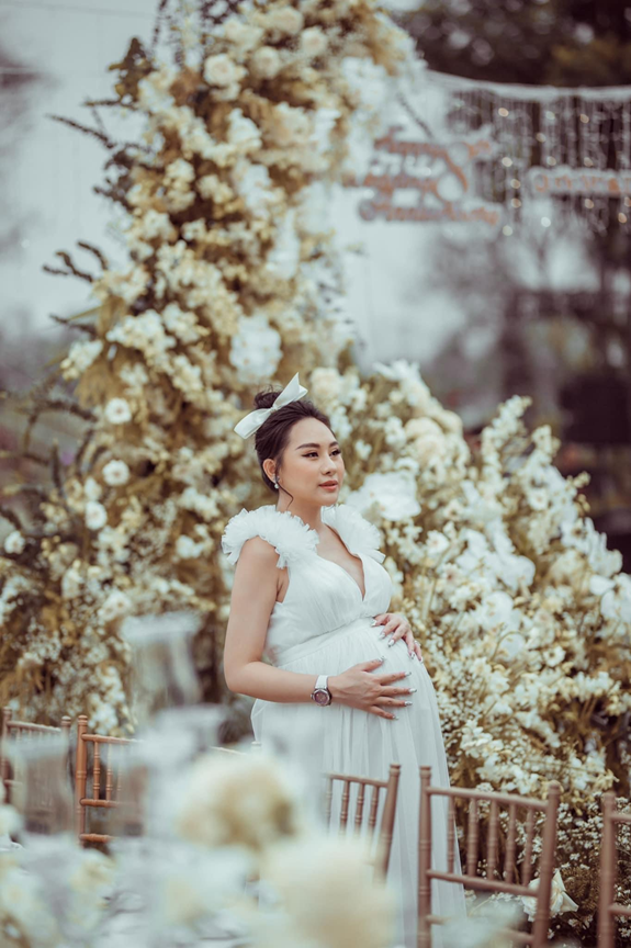 Bà mẹ bỉm sữa vẫn giữ được thần thái xinh đẹp khi đang mang thai bé thứ hai