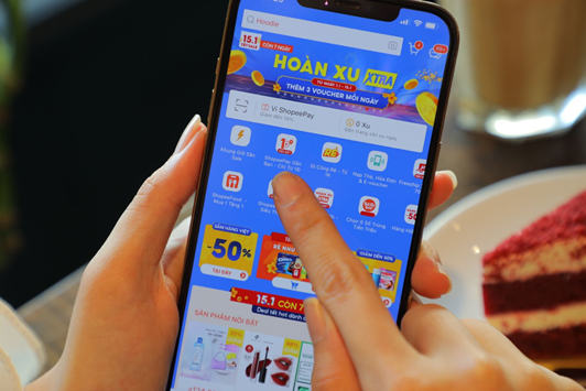 Mở ứng dụng Shopee, chọn “ShopeePay Gần Bạn” và lựa chọn deal “ngon” ngay