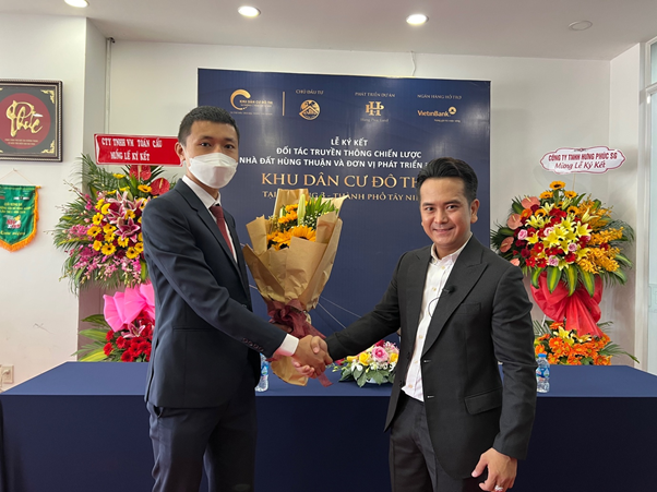 Lễ ký kết giữa Nhà đất Hùng Thuận và đơn vị phát triển dự án