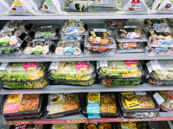 Quầy thực phẩm chế biến sẵn luôn đầy ắp và được cập nhật hàng ngày, đảm bảo độ tươi ngon, nóng sốt.