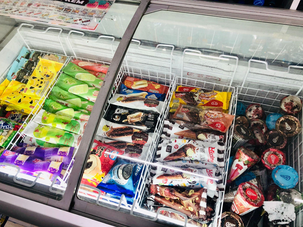 Tủ đông chứa kem thường “cháy hàng” bởi loạt kem oreo, chocolate, kem dâu,... ngọt lịm tim.