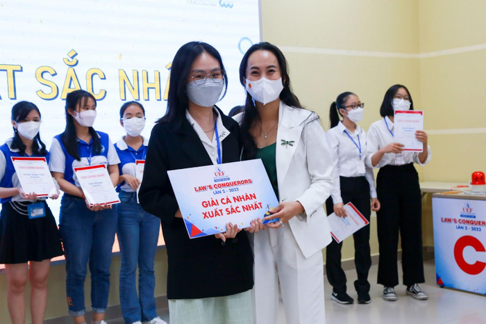 Thí sinh UEF chinh phục Ban giám khảo bằng khả năng ngoại ngữ vượt trội