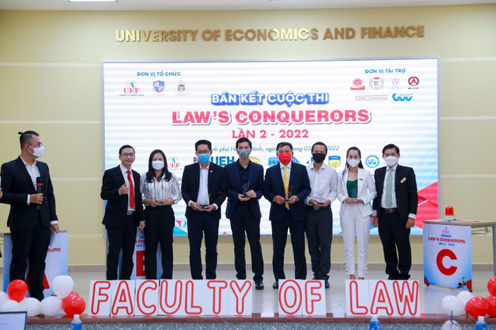 Đội ngũ giám khảo là các thẩm phán, luật sư có bề dày kinh nghiệm