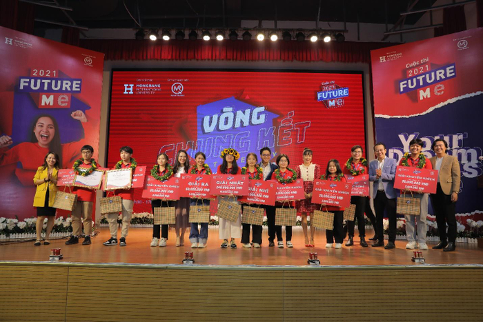 Đại diện HIU và BGK cùng 10 thí sinh xuất sắc của Vòng chung kết cuộc thi Future Me
