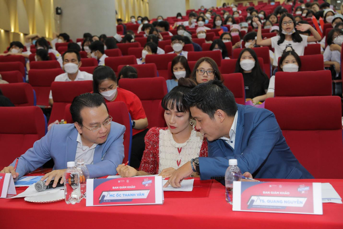 Bộ 3 Giám khảo quyền lực và cũng là những huấn luyện viên đồng hành cùng các thí sinh trong các vòng thi