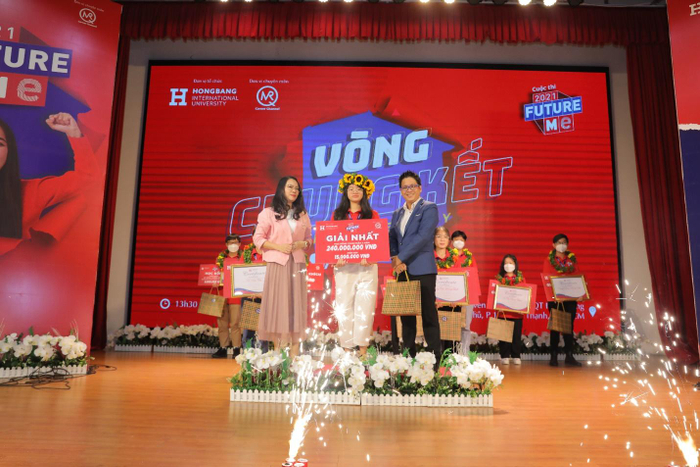 Giải Quán Quân được trao cho Nguyễn Lê Cát Quyên, lớp 11A5 Trường Quốc tế Á Châu (TP.HCM) với học bổng toàn phần 4 năm tại HIU trị giá 240 triệu đồng