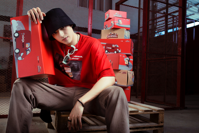 Một chút “swag” với áo Ninja Van, ai mà tin đây là áo đồng phục cơ chứ!