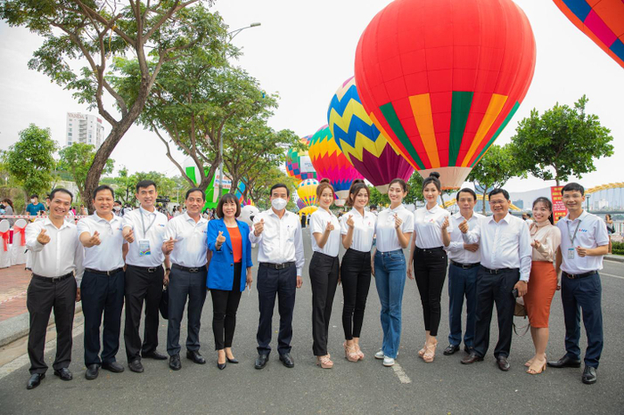 Các nàng hậu vui vẻ check-in cùng các khách mời tham dự sự kiện