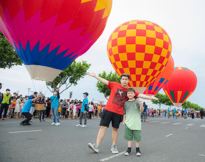 Hai anh em đã có hành trình review trải nghiệm Ngày hội khinh khí cầu đáng nhớ tại Đà Nẵng