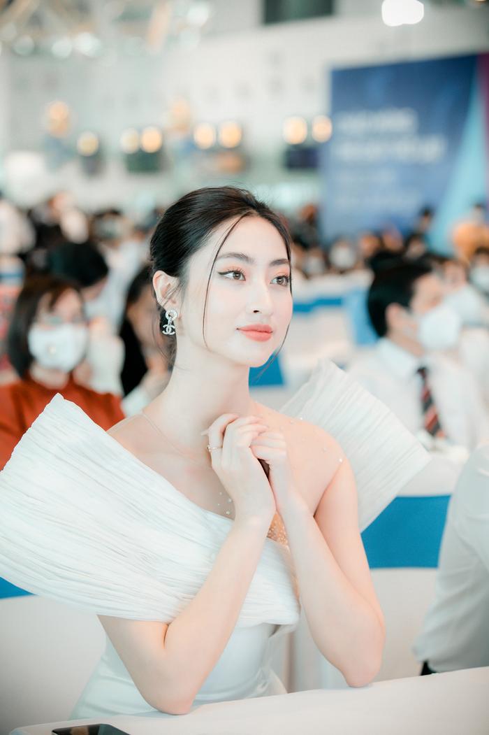 Hoa hậu Lương Thuỳ Linh diện bộ đầm trắng duyên dáng tại sự kiện “Đà Nẵng chào mừng mở lại đường bay quốc tế”