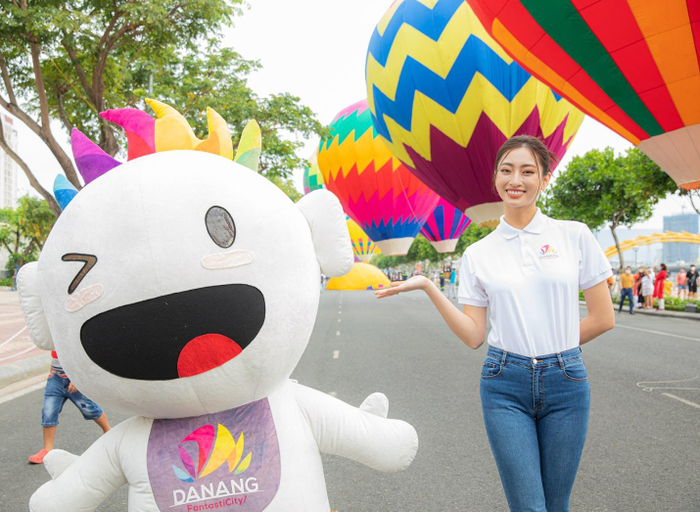 Hoa hậu Lương Thuỳ Linh rạng rỡ bên linh vật của Da Nang FantastiCity