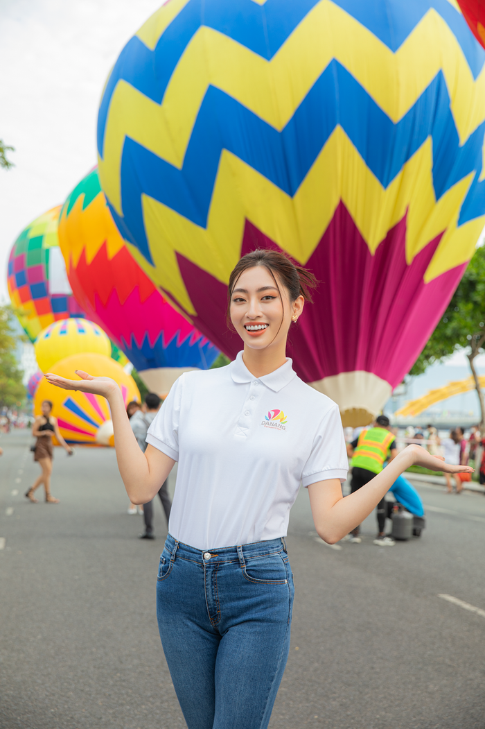 Nàng hậu vô cùng thích thú giữa khung cảnh ngập tràn khinh khí cầu rực rỡ