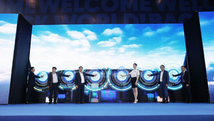 Lương Thuỳ Linh cùng các khách mời nhấn nút kick-off chào mừng Đà Nẵng mở lại đường bay quốc tế