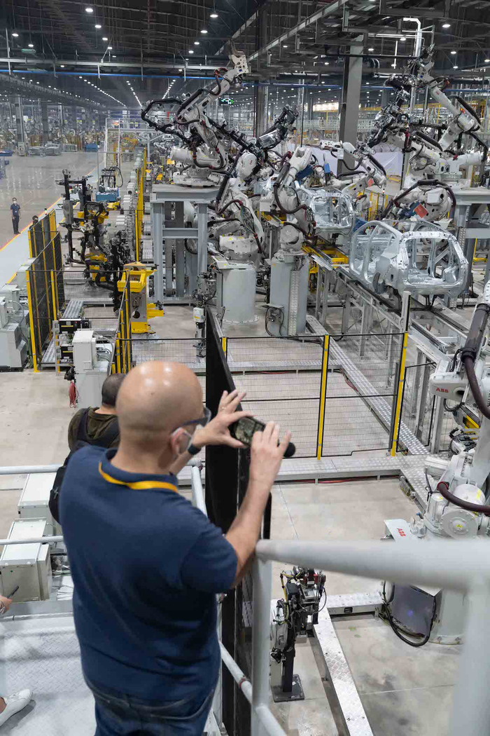 Giới truyền thông quốc tế tiết lộ loạt 'điểm cộng' trên VinFast VF 8 Ảnh 3