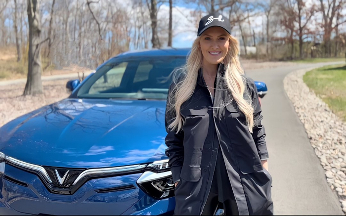 'Nữ hoàng review' Supercar Blondie nói gì khi lần đầu lái VinFast VF 8 tại Mỹ? Ảnh 2