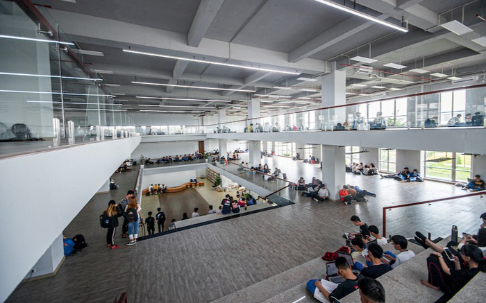 Thư viện 'nghìn tầng nghìn lớp' đi mãi không hết của sinh viên ĐH FPT TP. HCM Ảnh 2