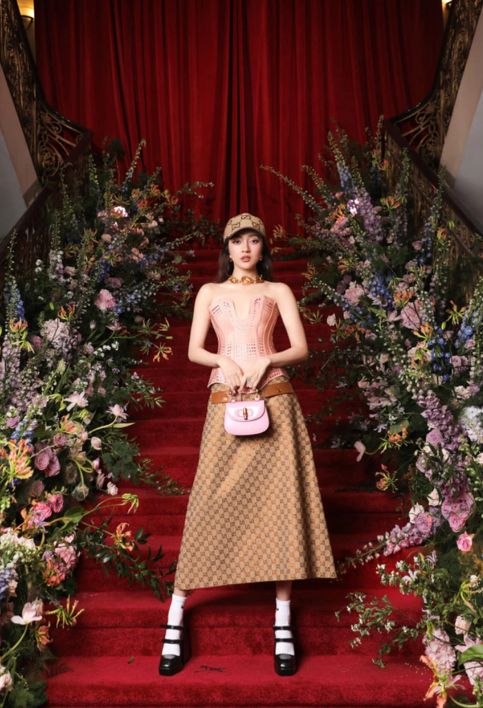 Bảo Anh lạ mắt và đầy cá tính khi mix bộ trang phục với nhiều phụ kiện đi kèm.