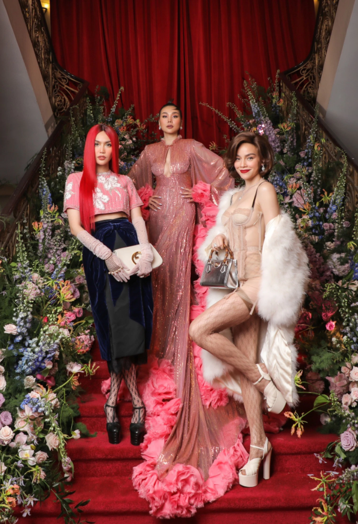 Bộ ba “chị đại” Thanh Hằng, Hà Hồ, Lan Khuê thu hút mọi ánh nhìn khi đứng chung khung hình với những bộ cánh lộng lẫy, sang trọng và đẳng cấp. Đặc biệt, báo chí không ngớt dành lời khen cho Thanh Hằng và Hà Hồ khi “gánh còng lưng” cho những “điểm mù” của buổi triển lãm.