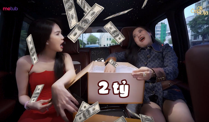 Con số chốt đơn 2 tỷ đồng đã khiến chủ nhân của chiếc siêu xe Roll Royce Cullinan Black Badge há hốc vì vui sướng. (Hình ảnh cắt từ clip Chị Ông Địa)