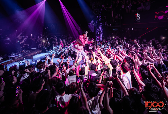 Binz trong show 1900 Future Hits tháng 4 vừa qua.