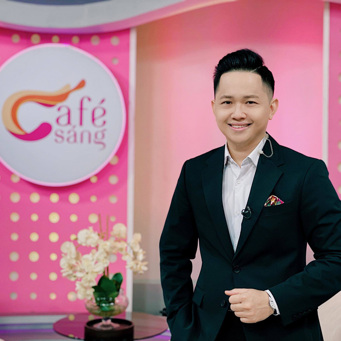 Năm 2015, Hoàng Quân đã giành danh hiệu Á Quân cuộc thi MC Cầu Vồng của VTV6 và sau đó được chọn làm MC cho chương trình Cafe Sáng với VTV3. Anh được khán giả truyền hình yêu mến bởi phong cách chỉn chu cả về ngoại hình và lối dẫn. Hoàng Quân cũng là một MC đa-zi-năng khi “cân” được cả các chương trình phong cách chính luận, talkshow và giải trí.