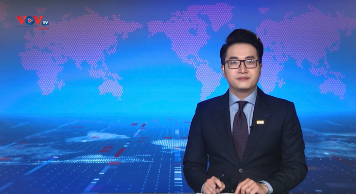 Nguyễn Xuân Sang – Cựu sinh viên K9 ngành Quản trị kinh doanh hiện đang đảm nhiệm vai trò BTV/ Dẫn chương trình Thời sự của Kênh truyền hình Đài Tiếng nói Việt Nam (VOV). “Đá sân” sang một lĩnh vực hoàn toàn mới mẻ là một cú twist với Xuân Sang. Quả đúng là nghề chọn người, nam MC đã từng bước đi theo con đường này từ các hoạt động trải nghiệm tại ĐH FPT.