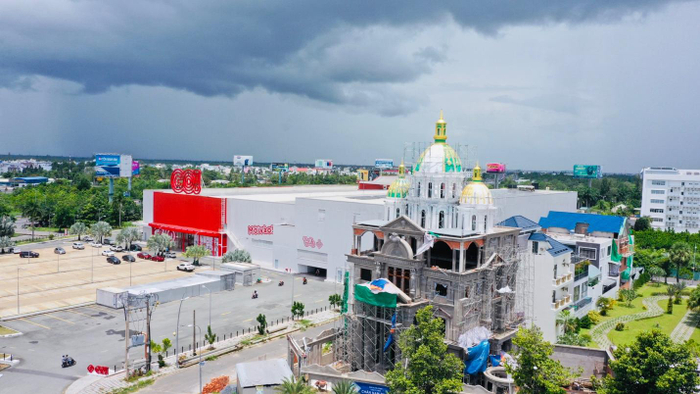Toà lâu đài toạ lạc tại trung tâm TP. Cần Thơ – đang trong quá trình xây dựng của nữ đại gia.