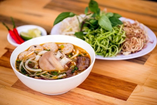 Cũng là bún bò, nhưng một tô lấy giò gân nhiều chả, tô còn lại thì không giò, không hành tây. 