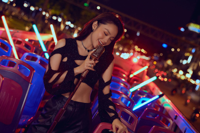 Sau bộ phim điện ảnh “Bẫy Ngọt Ngào” gây được tiếng vang lớn vào tháng 2 vừa qua, Minh Hằng trở lại với vai trò ca sĩ trong chương trình “Bus Show” vừa mới phát hành. Nữ ca sĩ “thả mình” trên xe buýt 2 tầng, dẫn dắt người nghe vào câu chuyện tình yêu được lồng ghép trong những các ca khúc có giai điệu du dương và vô cùng bắt tai.  