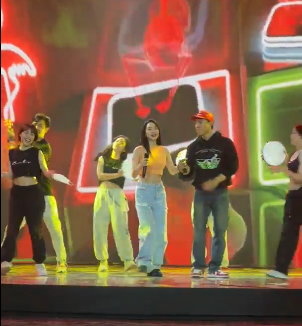 Ở một diễn biến khác, qua lăng kính của “team qua đường”, Minh Hằng lại chứng minh nhan sắc và vòng eo “con kiến” không đùa được đâu khi chỉ diện áo phông, quần jeans đơn giản cũng nổi bật lên giữa khung hình. Dân tình lại tiếp tục đoán già đoán non xem sau hàng loạt tiết mục nhảy nhót cùng chú rể và hội bạn thân, “cô dâu tháng 6” vẫn còn sân khấu hoành tráng gì sắp ra mắt khán giả đây?