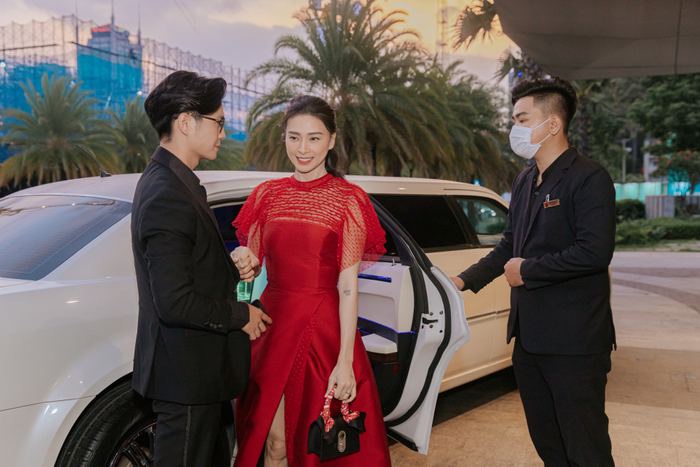 Ngay khi xuống xe, cặp đôi được chào đón bởi đội ngũ chuyên nghiệp của tập đoàn khách sạn Marriott – từ việc mở cửa, hỗ trợ lên xuống xe, cho đến ra vào tiền sảnh.