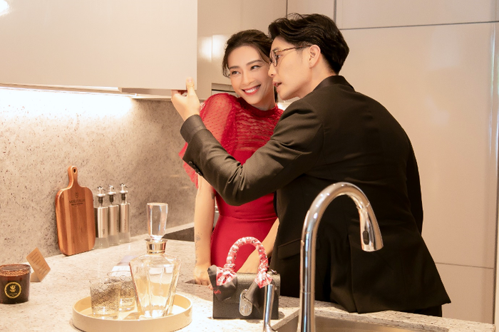 Ngô Thanh Vân, Huy Trần trong không gian sang trọng nhà mẫu Grand Marina Saigon.