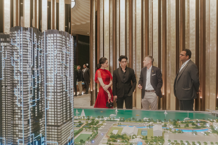 Đón tiếp cặp đôi là các chuyên gia quốc tế tại Masterise Homes, có kinh nghiệm nhiều năm trong ngành dịch vụ khách sạn và bất động sản cao cấp toàn cầu.