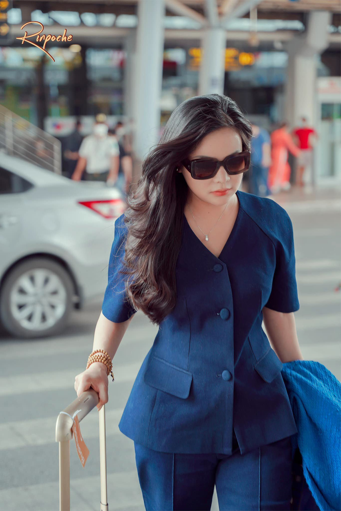 Theo nữ doanh nhân, chiếc vòng phong thuỷ đàn hương, trầm hương giống như “vật hộ mệnh” giúp xua tan nhiều áp lực, căng thẳng trong cuộc sống. Dù xuất hiện ở sự kiện đình đám hay cuộc sống đời thường, vòng tay phong thủy luôn “kề tay” không rời nữ doanh nhân.