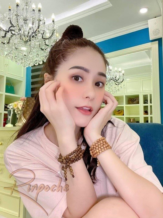 Nữ doanh nhân từng chia sẻ, từ ngày gia đình cô đeo vòng phong thuỷ đàn hương, trầm hương thì mọi sự đều hanh thông bất ngờ, gia đình ai cũng khoẻ mạnh, thêm của, thêm vui.